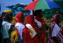 Archipel-des-Comores;-Femmes;-Foulards;-France;-Kaleidos;-Kaleidos-images;-Kangas;-La-parole-à-limage;-Laurent-Abad;-Mayotte;-Océan-Indien;-Parasol;-Procession;-Stories-Pictures;-Tenues-colorées;-Tradition